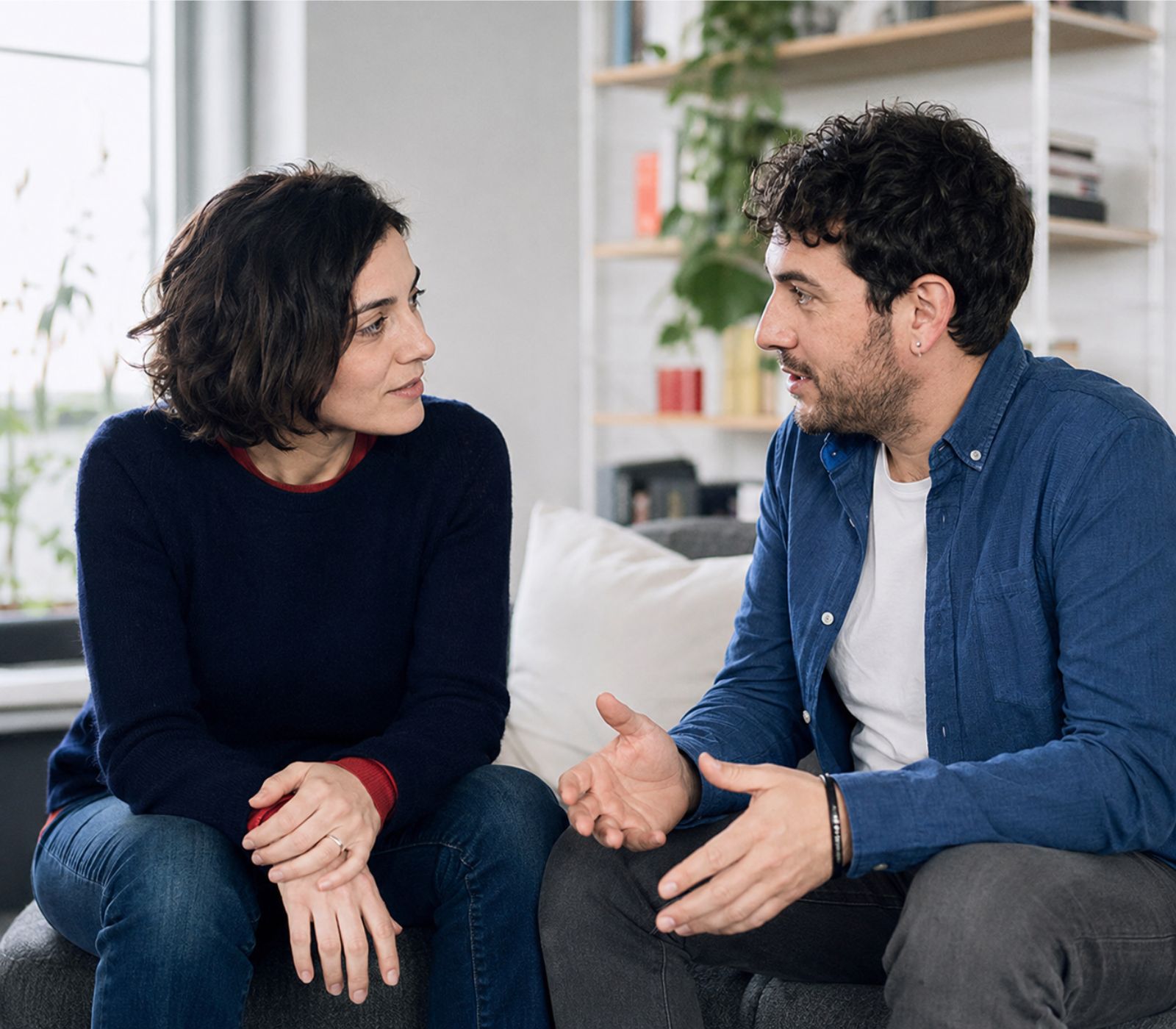 Due persone impegnate in un dialogo rispettoso
